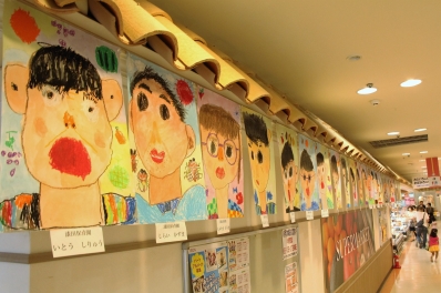 田原で おじいちゃん おばあちゃんの似顔絵展 東愛知新聞