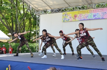 花交流フェア で子どもらのダンスステージ 東愛知新聞