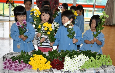 お母さんにスプレーマムの花束贈る 東愛知新聞