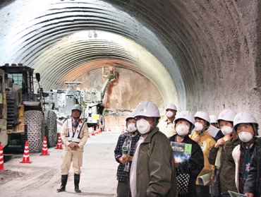 トンネル工事現場を地元住民が見学 東愛知新聞