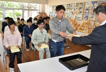 西村さんら大工技能士3級に合格 東愛知新聞