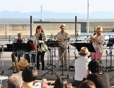 蒲郡海陽ヨットハーバーでミュージックライブ 東愛知新聞