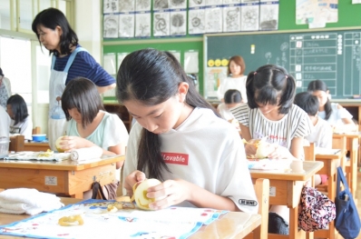 豊橋小沢小で 小島梨 皮むき大会 東愛知新聞