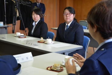 豊橋刑務支所で女性受刑者本格受け入れ控え刑務官内定者2人が 先輩 に学ぶ 東愛知新聞