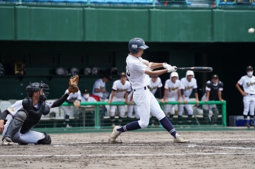 【桜丘-名古屋国際】桜丘三回表、同点の本塁打を放つ鈴木二葉=豊橋市民球場で