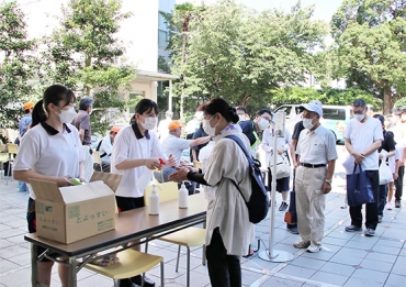 生徒会役員らもボランティア参加した避難訓練=藤ノ花女子高校で(提供)