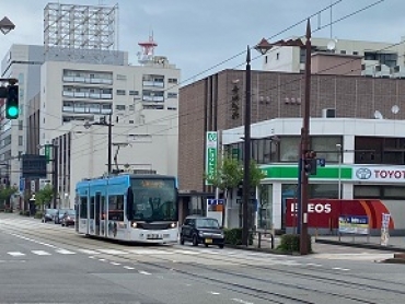 富山市中心部を走る路面電車。低床車両が多い