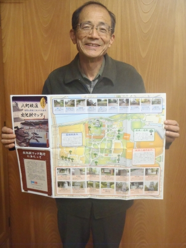 八町校区の魅力を満載した「文化財マップ」と山本会長=東愛知新聞社で