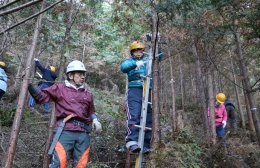 豊川の萩小児童が山仕事体験
