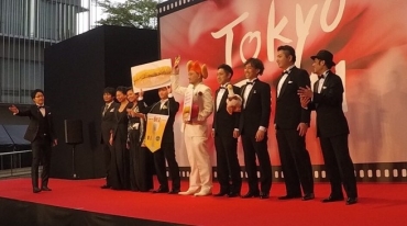 東京国際映画祭のオープニングでレッドカーペットを歩く柴田さん(右から4人目)ら(同)