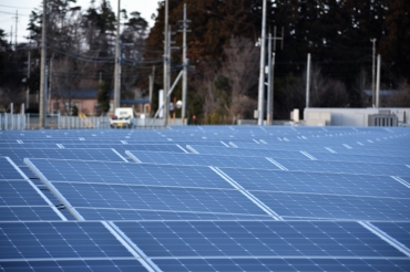 立ち並ぶ太陽光発電のメガソーラー=福島県大熊町で