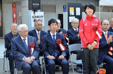 スタンド完成式典に出席した(左から)船井さん、岩水さん、鈴木さん=豊橋市陸上競技場で