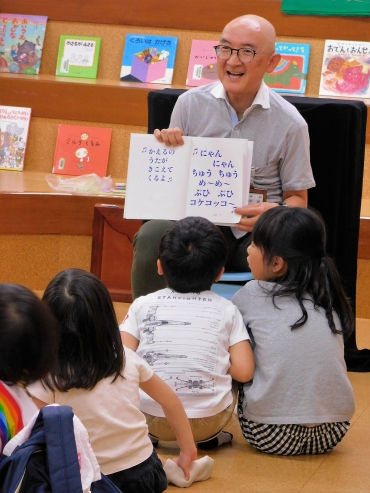 子どもたちに絵本を読み聞かせる伊藤館長=豊橋市中央図書館で