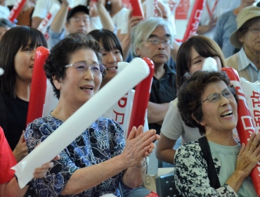 2位で東京五輪代表が内定し、笑顔を見せる祖母の鈴木さん㊧と村松さん=同