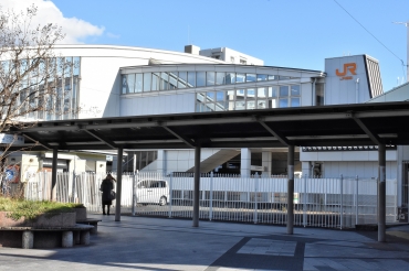 新たな駐輪場が設けられるJR豊川駅西口。白い柵の向こうが整備予定地=豊川市豊川町で