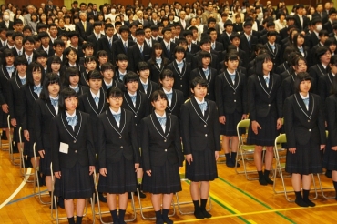 緊張した面持ちで式に臨んだ新入生たち=県立新城有教館高校で(4月8日)