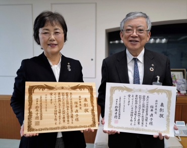愛知県農業振興基金から贈られた紙の賞状を持つ佐原市長㊨と、檜の賞状を持つ福井さん=豊橋市役所で