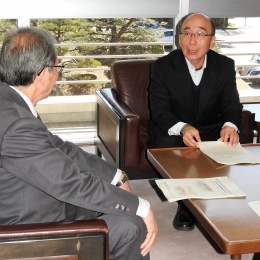 豊川・小坂井地域交流会館の整備計画案を市長へ報告