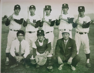 新城東の初代野球部の3年生と。前列右が大西さん(1972年、提供)