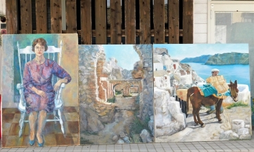 五十嵐さんの遺作の一部。中には朱葉会展出品作「サントリーニの午後」や豊橋美術展出品作も=いずれも豊橋市中野町で