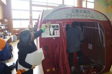 女性専用空間に設置された更衣室用のテント。ピクトグラムで案内する