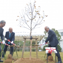 豊橋技術科学大学の開学40周年記念植樹