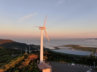 三河湾を背景にする風車