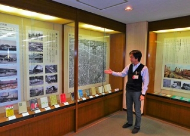 高度経済成長期の「まちなか」を紹介する展示会=豊橋市中央図書館で