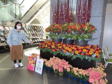 地元産の花でつくる「東三河の秋冬」=東三河総合庁舎で