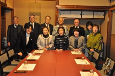西島社長(前列左端)と出席者の皆さん=日本料理みなとで