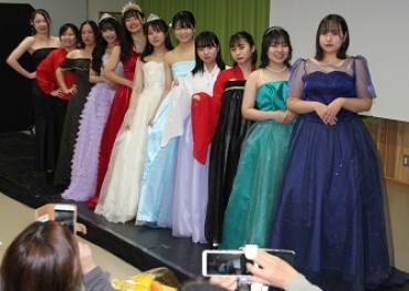 自ら作った服を発表した衣生活コースの生徒=いずれも新城有教館高校で