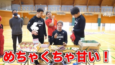 特産品の実食で魅力を伝える岡田選手(YouTubeチャンネルより)