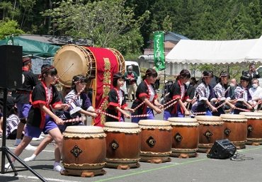 長篠陣太鼓を演奏する児童=新城市長篠の医王寺で