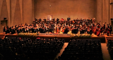 約110人の音楽家が出演した追善コンサート=ライフポート豊橋で