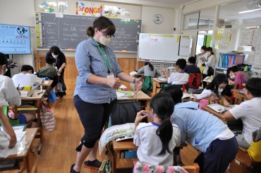 ネイティブの外国人講師も指導するイマージョン教育=八町小学校で