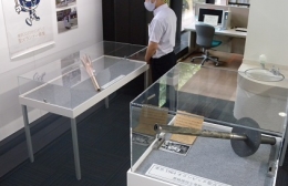 豊橋市中央図書館で新旧東京五輪トーチ展示