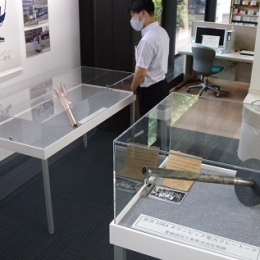 豊橋市中央図書館で新旧東京五輪トーチ展示