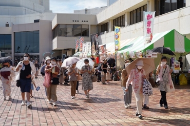 3年ぶりの開催でにぎわう会場=蒲郡市民会館で