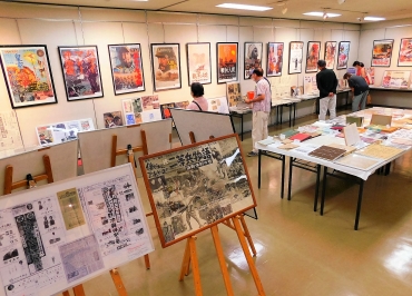 戦争に関する書籍などを見る来場者