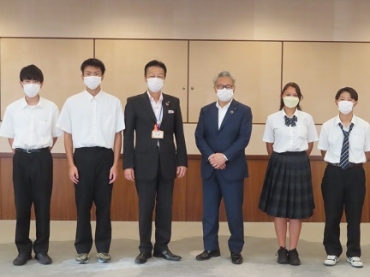 豊橋高校の生徒。彦田さん、判家さんと、山西教育長、浅井市長、呉屋さん、長岡さん(左から)