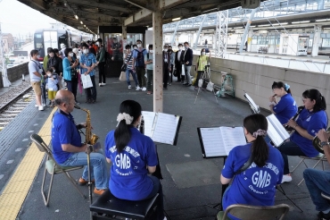 蒲郡駅で演奏する市吹奏楽団のメンバー