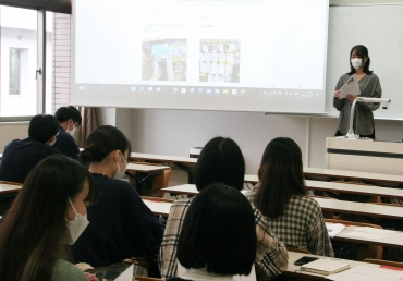 アイデアを説明する学生=愛知大学豊橋校舎で
