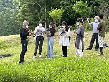 ハッカの栽培畑で実地研修する学生(提供)