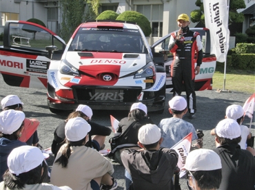 ラリーカーを説明する勝田さん=いずれも新城小学校で