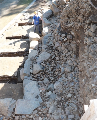 左右に並ぶように露出した新旧の石垣跡。右が「埋め殺し」された石=吉田城跡で