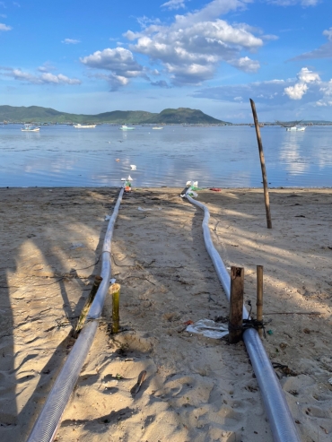スワンダイ湾に酸素を溶かした水を送るホース(同)