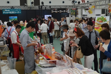 大勢の外食関係者らでにぎわう会場=ホテルシーパレスリゾートで