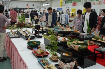 初日に開催された夏季現代日本料理技能展=同
