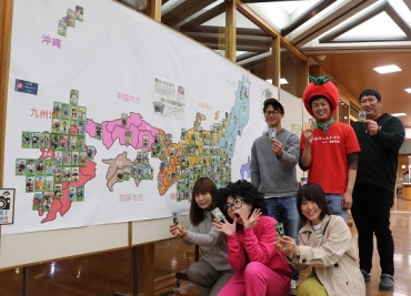 日本地図に一斉に貼り出した「農カード」=田原市中央図書館で
