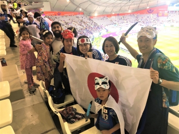 一緒に記念写真を求められる小笠原さん家族(同)